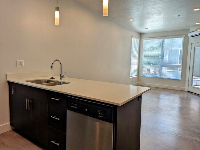 Building Photo - Contemporary one bedroom one bath in Salt ...