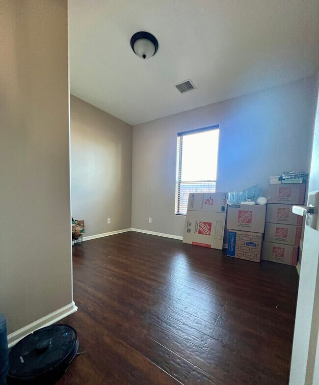 Building Photo - Charming , Single story 3 Bedroom , 2 Bath Home!