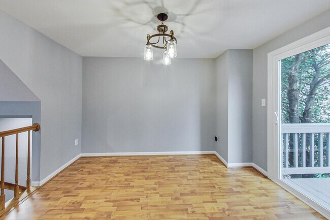 Building Photo - Beautifully maintained end unit Townhouse located in Stonebridge subdivision!