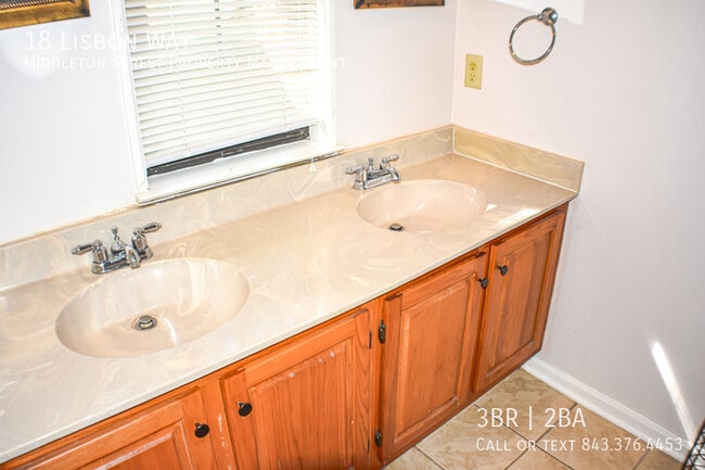 Building Photo - 18 Lisbon Way