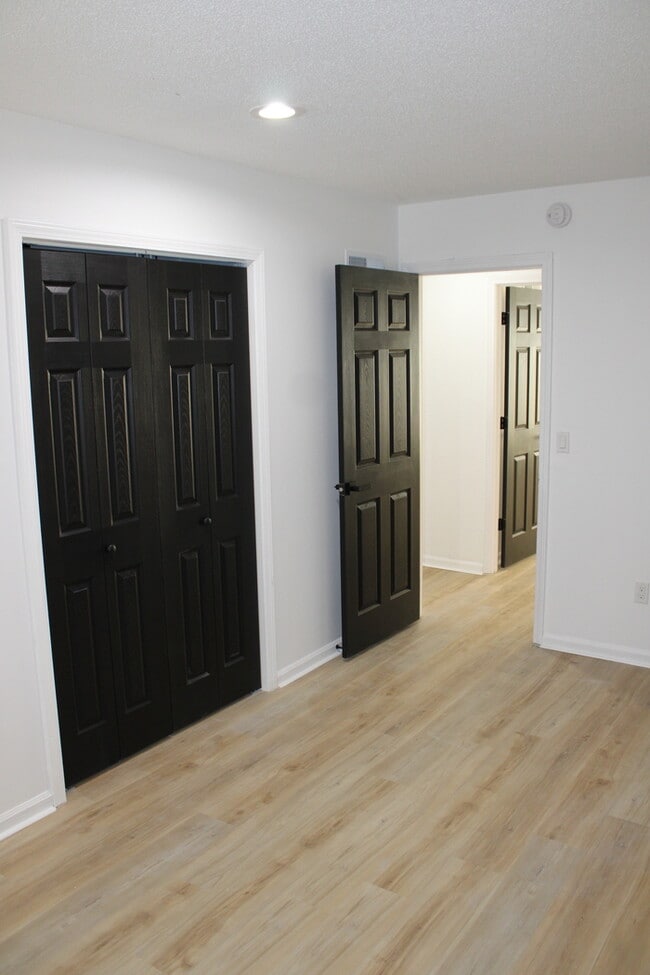 Building Photo - Spacious 5-bedroom, 2.5 full-bath home located in Shawnee, KS