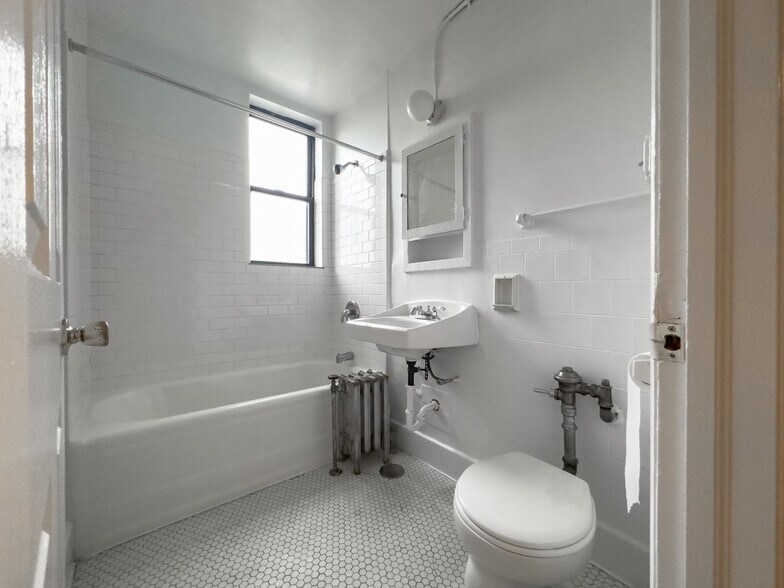 Building Photo - 3335 W Diversey Ave