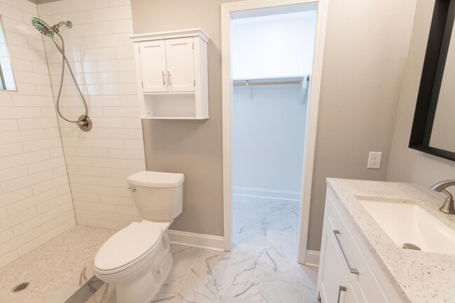 Building Photo - Remodeled 3 bedroom/ 2 bathroom in South B...