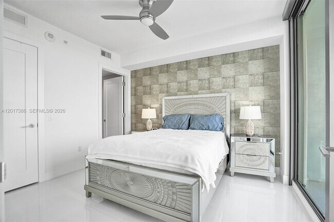 Building Photo - 100 E Las Olas Blvd