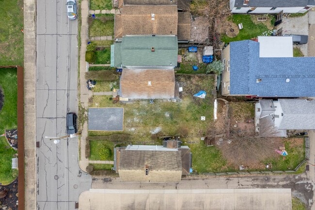 Building Photo - SCORE 1ST MONTH'S RENT FREE IF SIGNED BY DEC 12! Beautiful 2 bedroom home in Coraopolis available...