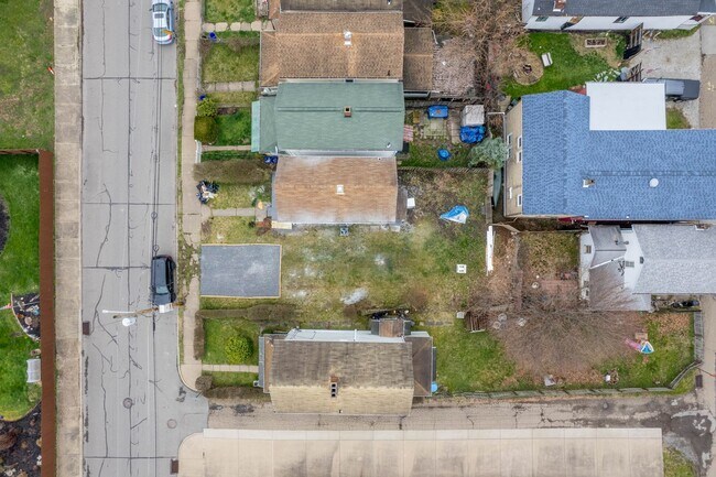 Building Photo - SCORE 1ST MONTH'S RENT FREE IF SIGNED BY JAN 9! Beautiful 2 bedroom home in Coraopolis available ...