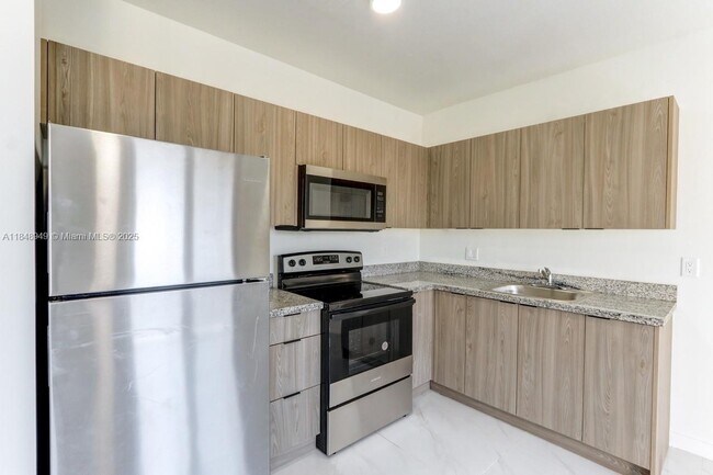 Building Photo - 339 W 78th Rd