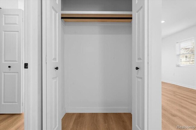 Building Photo - 1440 Lakepointe St