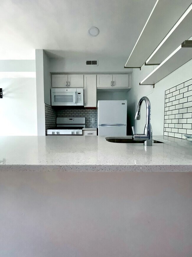 Building Photo - 2216 Summer St