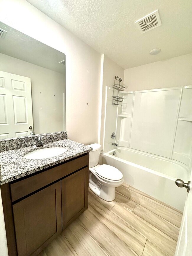 Building Photo - Beautiful 4-Bed, 2-Bath Home in a Prime Location!
