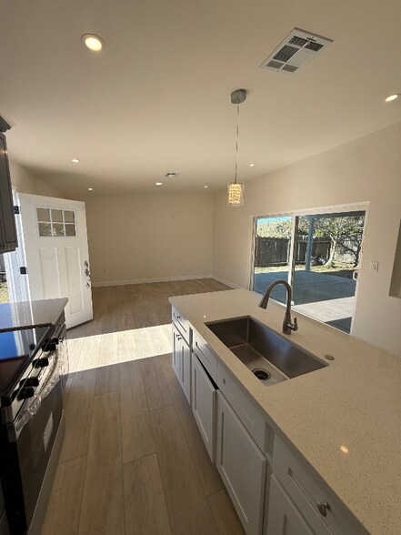 Building Photo - 1431 1st Ave