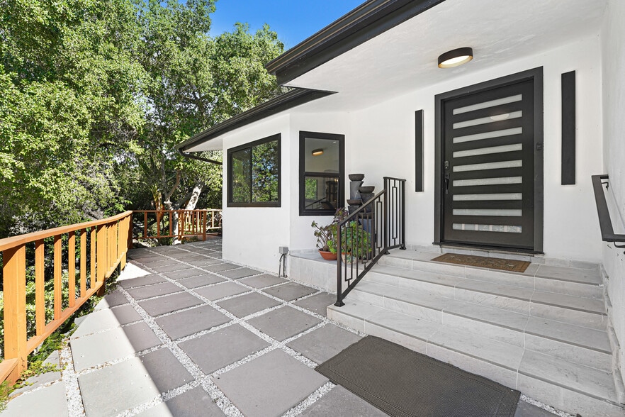 Building Photo - 4611 Louise Ave