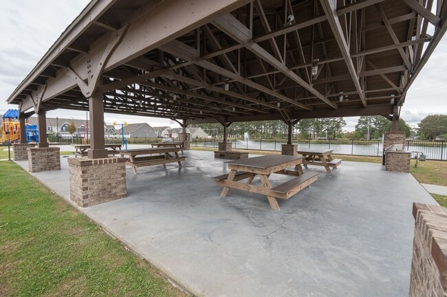 Building Photo - MOVE IN READY 3 Bedroom in Desirable Grass...