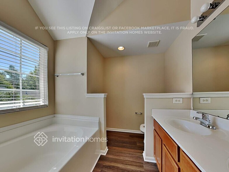 Building Photo - 8422 Oak Dr