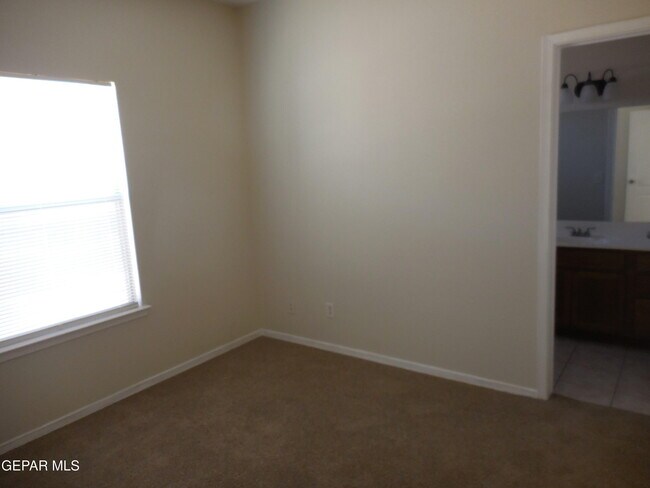Building Photo - 14741 Calhoun Dr