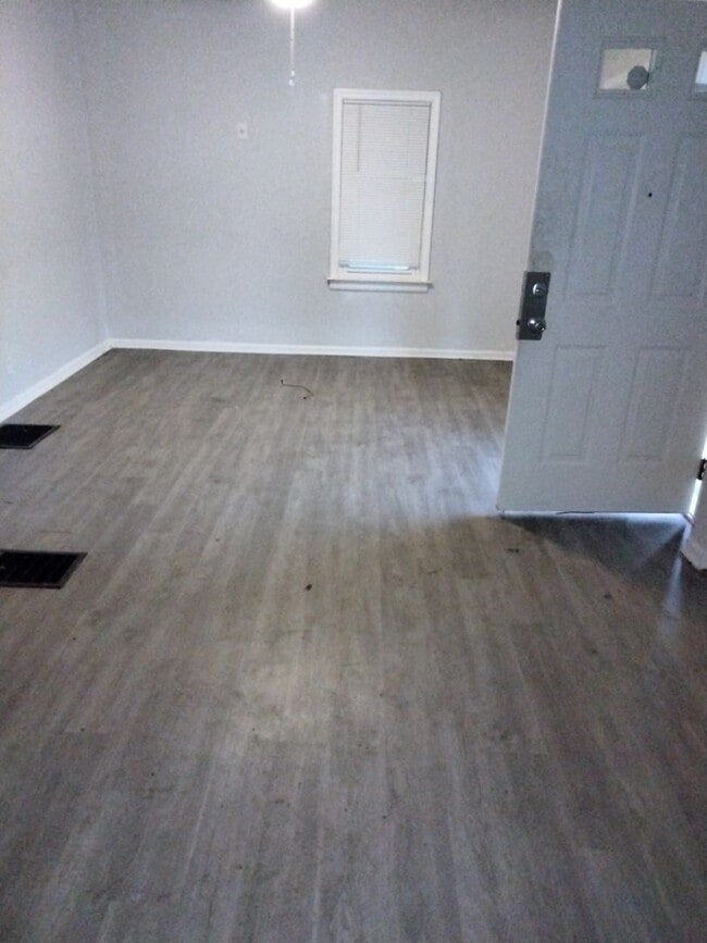 Building Photo - Sneak Preview 516 Dresden ave