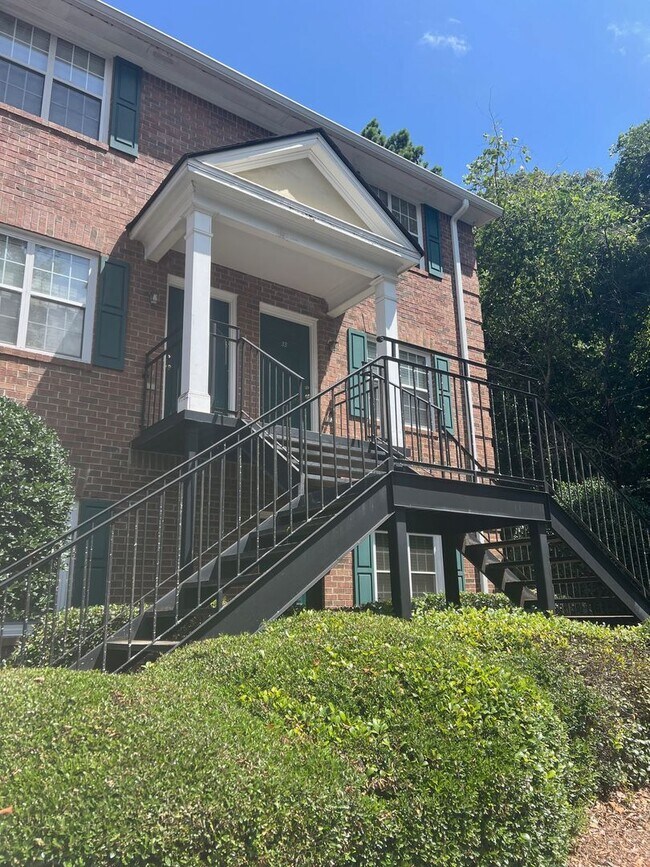 Building Photo - 2 bed 2.5 bath townhouse