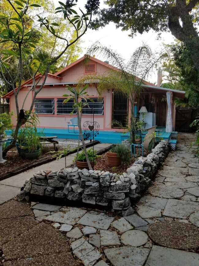 Building Photo - 222 S Palmway