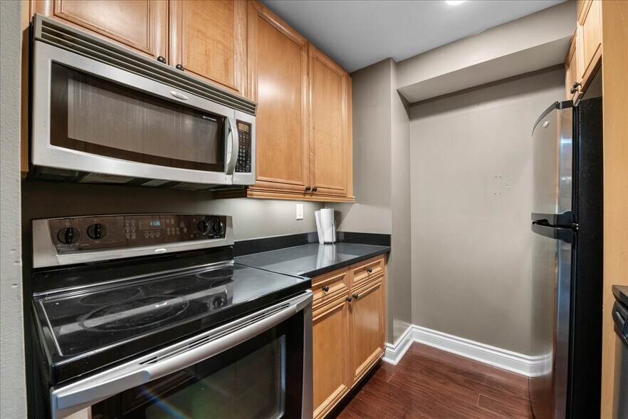 Building Photo - 300 Riverfront Dr