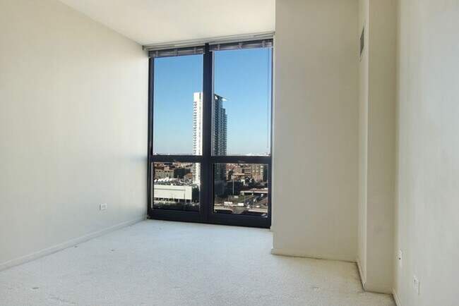 Building Photo - West Loop Beautiful 1b unit