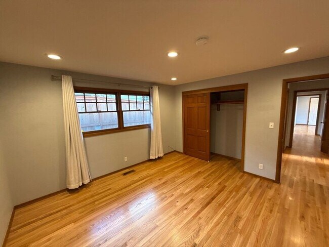 Building Photo - 610 Liberty St SE