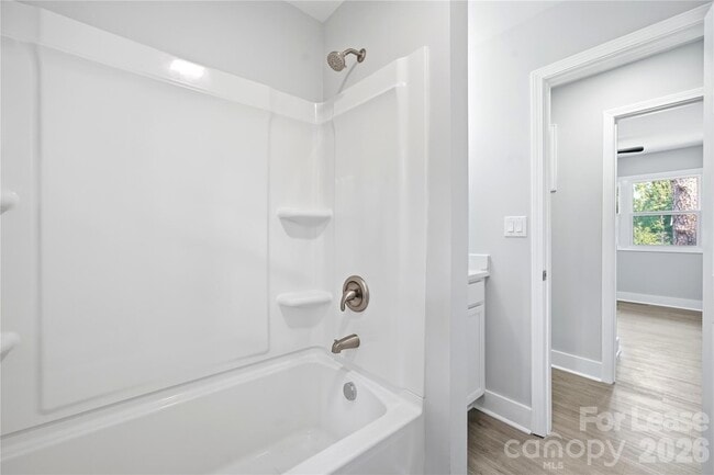 Building Photo - 553 Derrydowne Dr