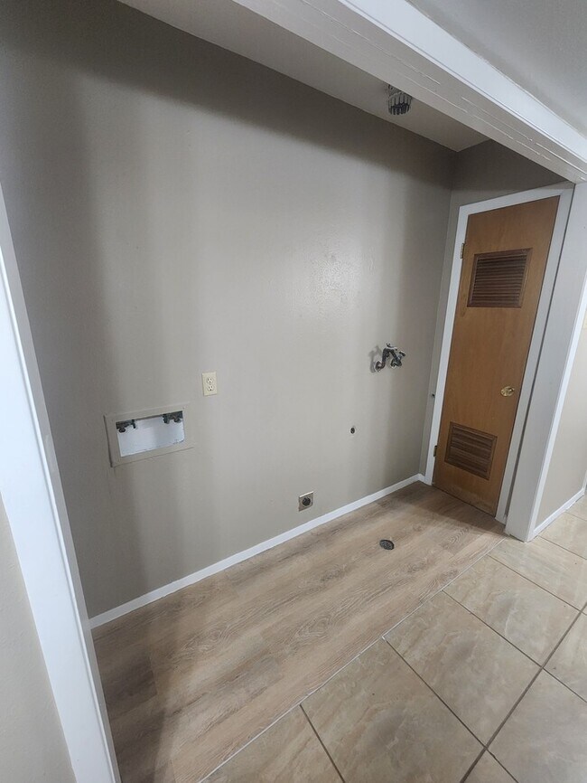 Building Photo - 3 bed 2 bath home, 2 car garage