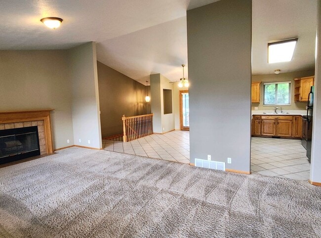 Building Photo - 5 BD 3 BA 2900 sq ft HOME IN DRAPER.