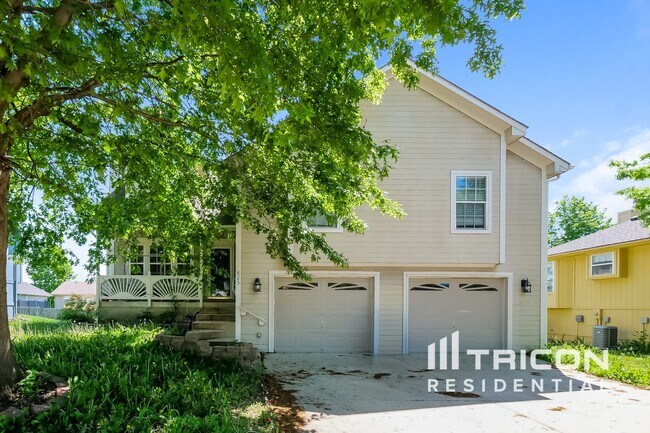 Primary Photo - 825 SW Ridgeview Dr