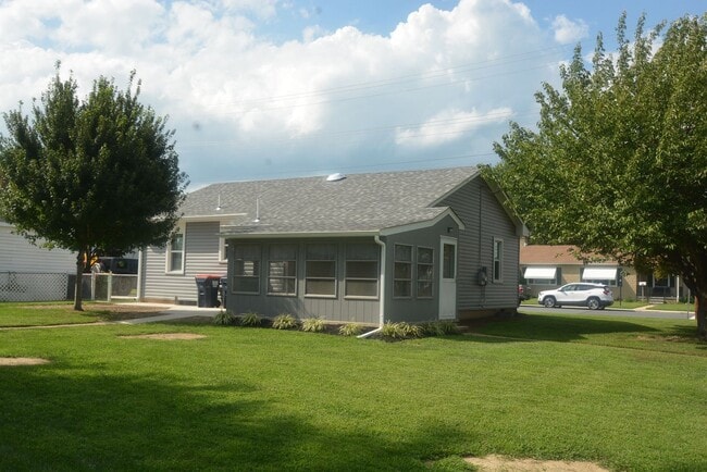 Building Photo - 116 E Cochran St
