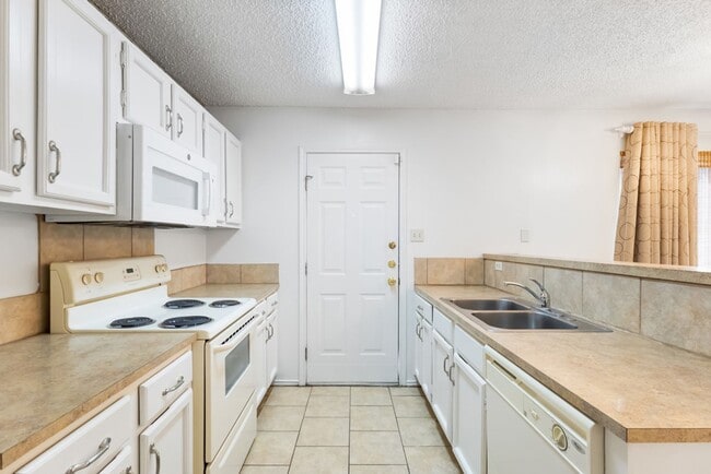 Building Photo - 8430 Cranberry Hill