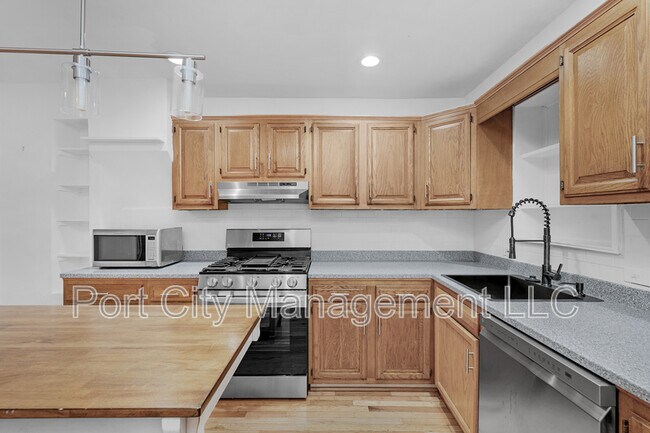 Building Photo - 639 Harvey St