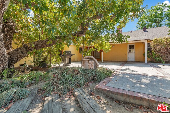 Building Photo - 9322 Lasaine Ave