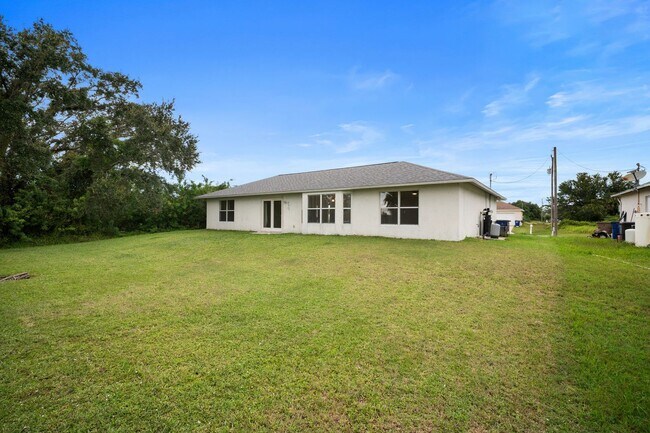 Building Photo - Well maintained Single family home 2 bed 2...