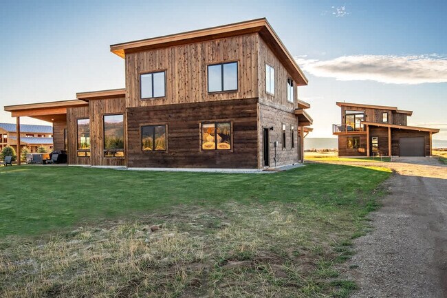Building Photo - 3402 Alta Vista Dr