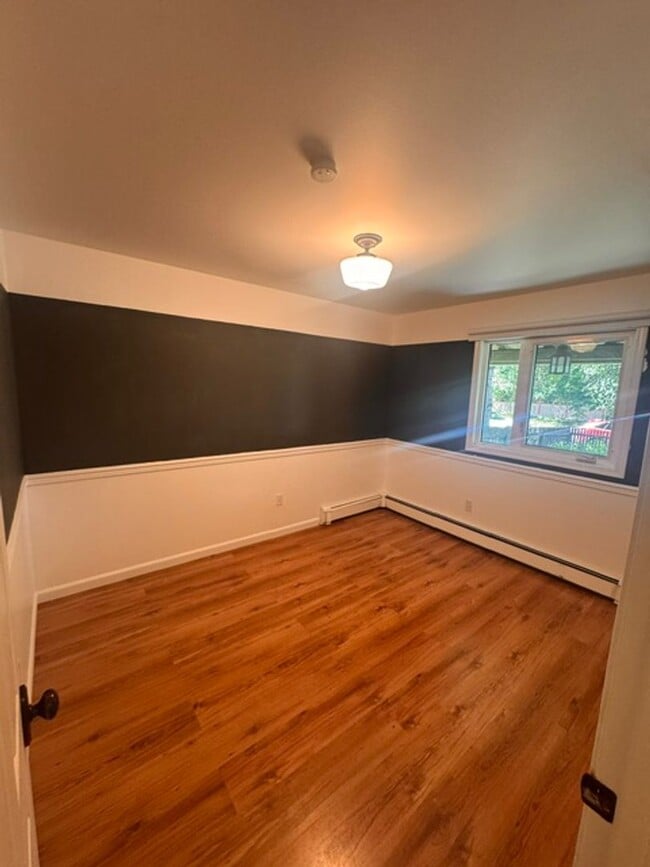 Building Photo - 3 Bedroom house in Rogers Park!
