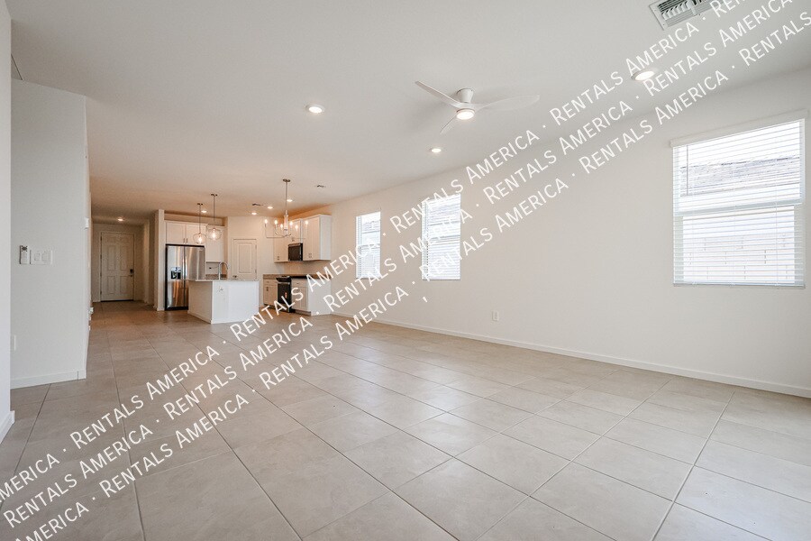 Building Photo - 3380 N Camden Dr