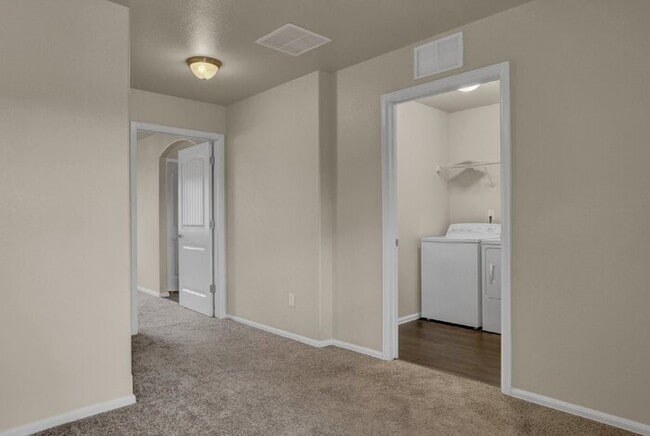 Building Photo - Oct Rent Free. 2 Bed 2.5 Bath 1 Car. Mins ...