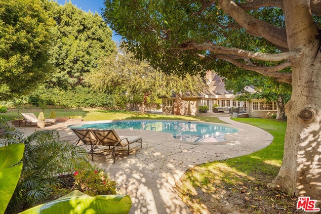 Building Photo - 723 Sierra Dr