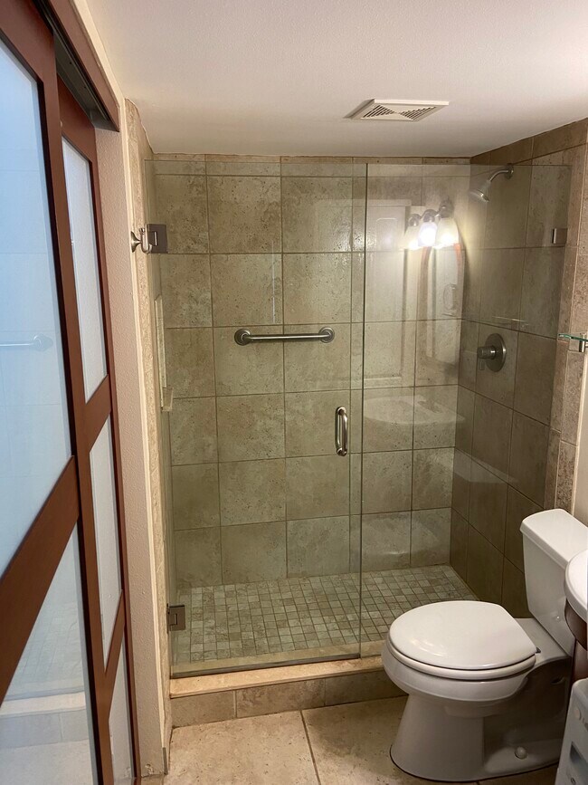 Building Photo - 706 SE 2nd Ave