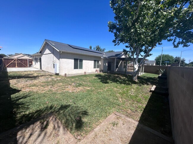 Building Photo - 3 bedroom 2 bath in Lemoore with SOLAR!