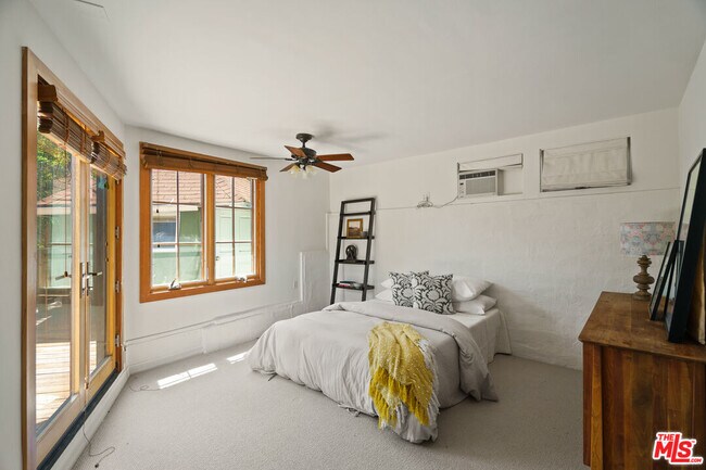 Building Photo - 2026 Topanga Skyline Dr