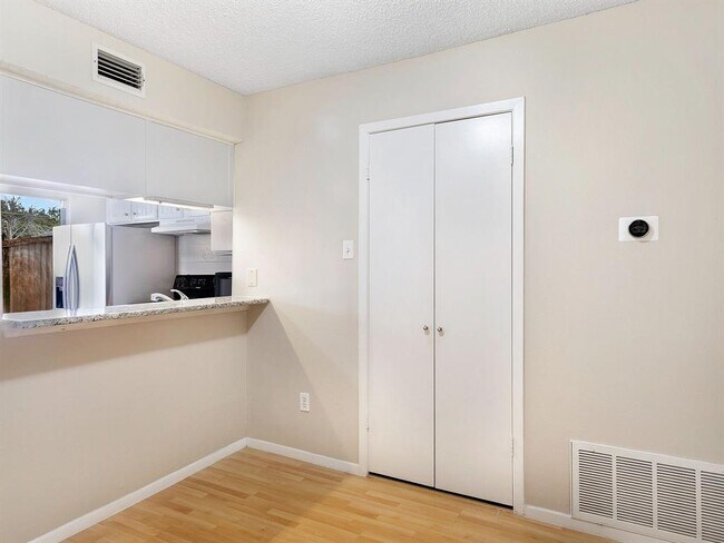 Building Photo - 333 Melrose Dr