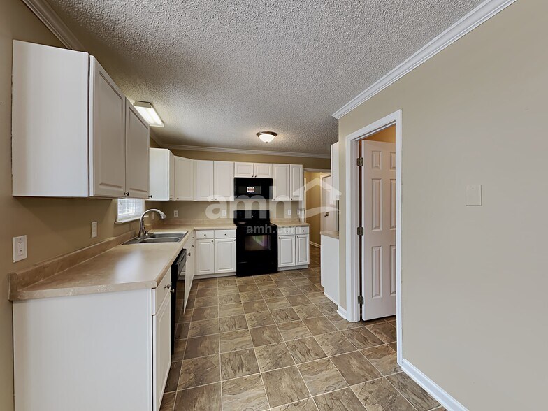 Building Photo - 1609 Middle Ridge Dr