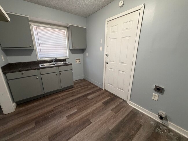 Building Photo - 1300 Robin Hood Ln