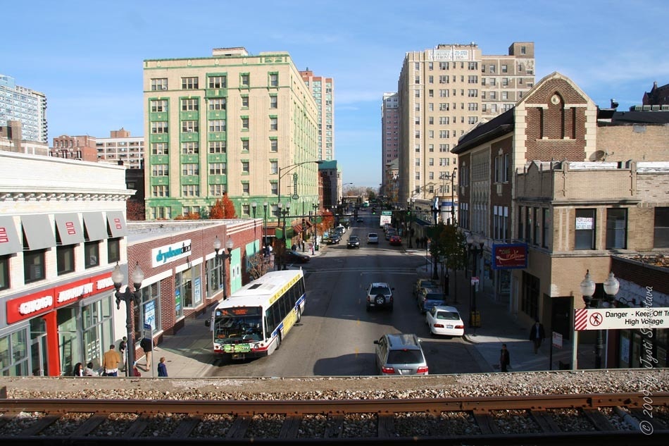 bryn myer business district adjacent to building - 1122 W Catalpa Ave