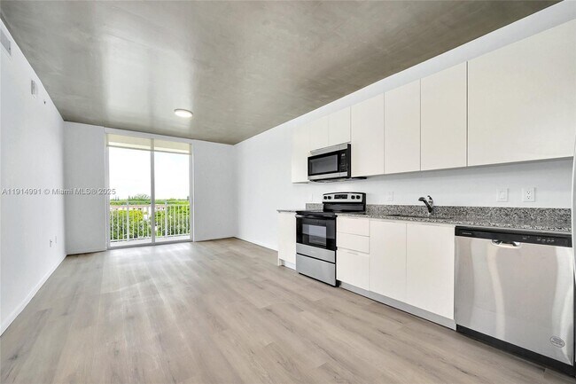 Building Photo - 475 NE 125th St