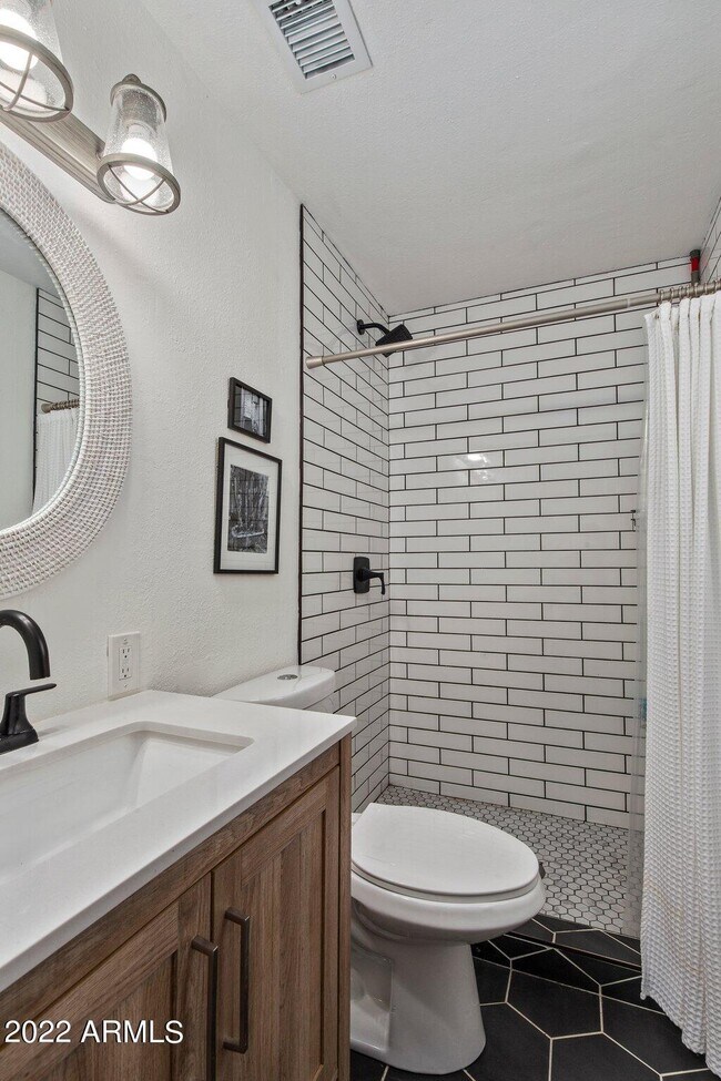 Building Photo - 8328 E Palm Ln