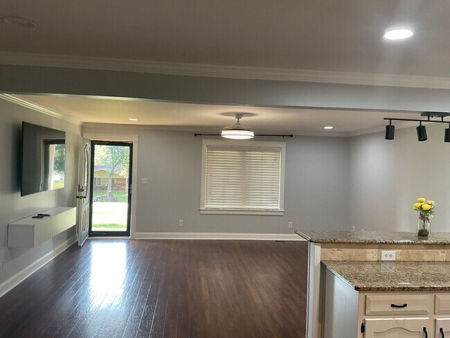 Building Photo - 1190 Park Cir