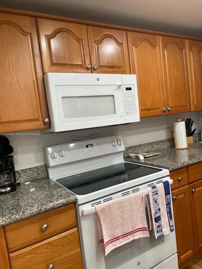 Building Photo - 4261 W Palm Aire Dr